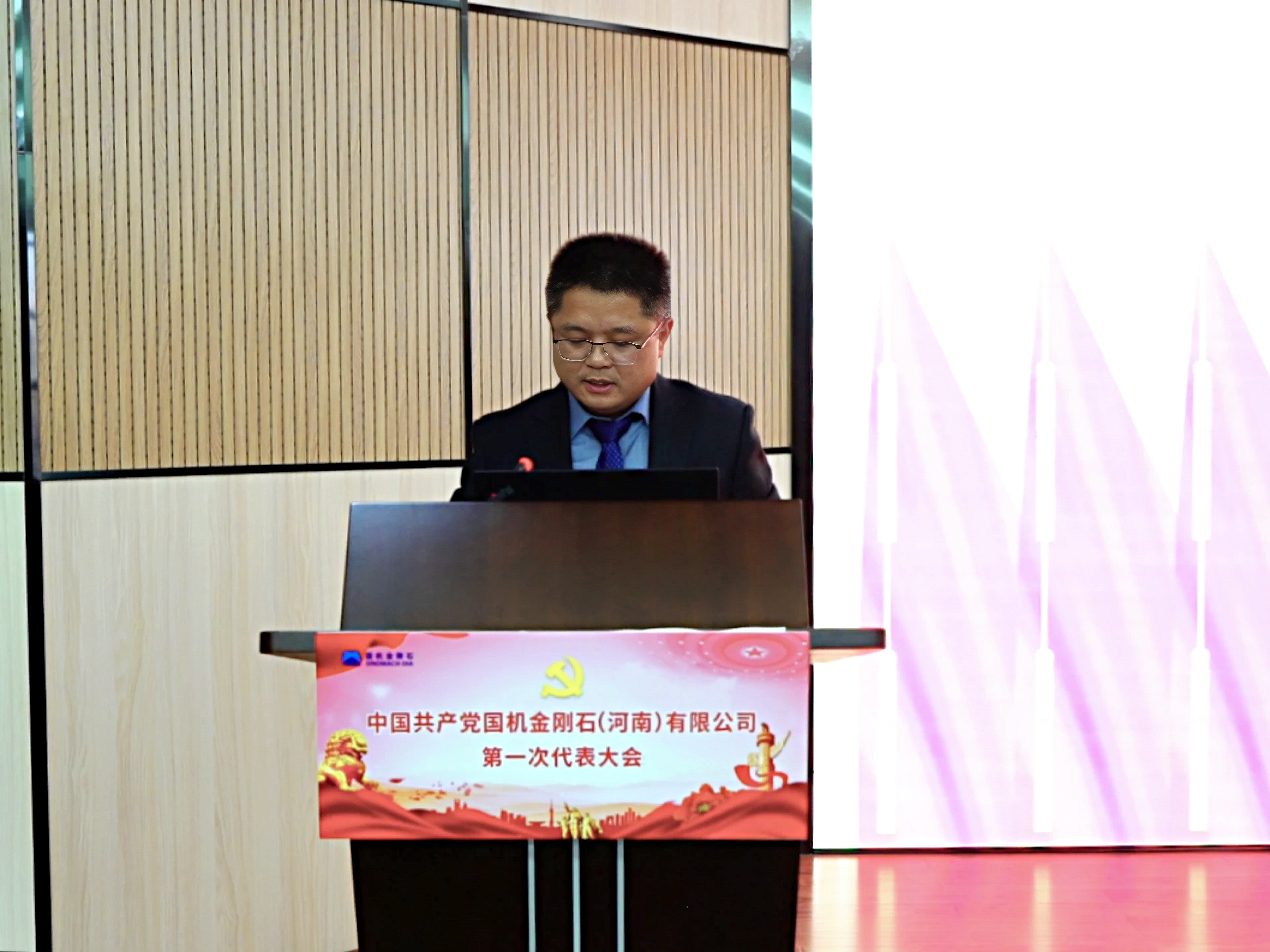 谷书记作报告特写.png